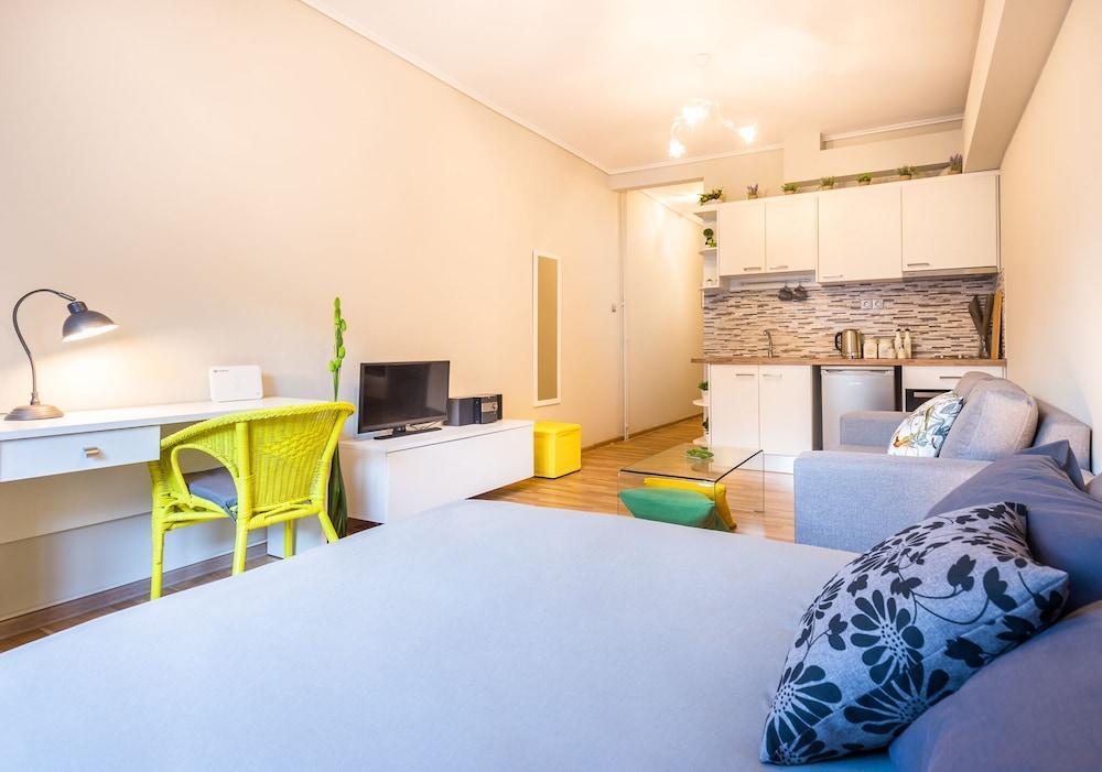 Exceptionally Located Studio Apartment Атина Екстериор снимка