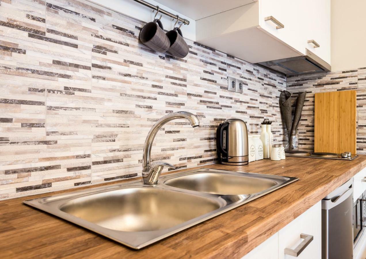Exceptionally Located Studio Apartment Атина Екстериор снимка