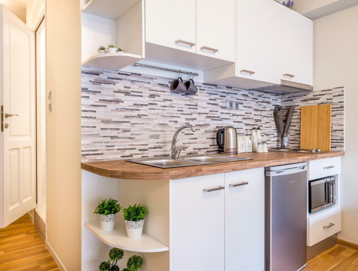 Exceptionally Located Studio Apartment Атина Екстериор снимка